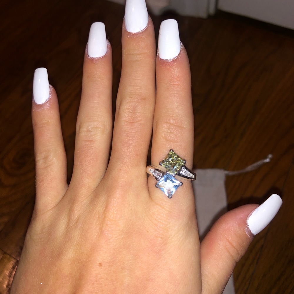 size 6 ring! - Picture 1 of 3
